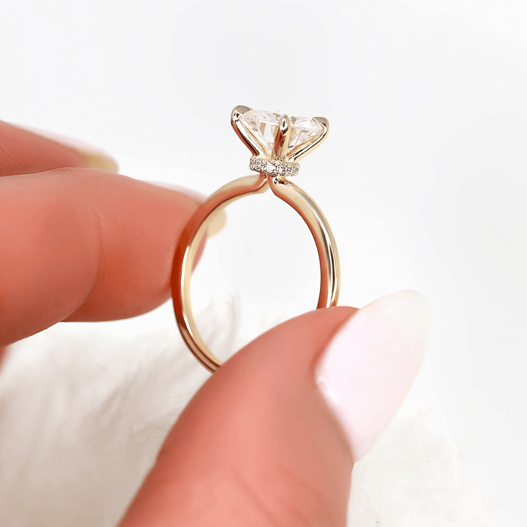 Elegant dold-halo ring med diamanter