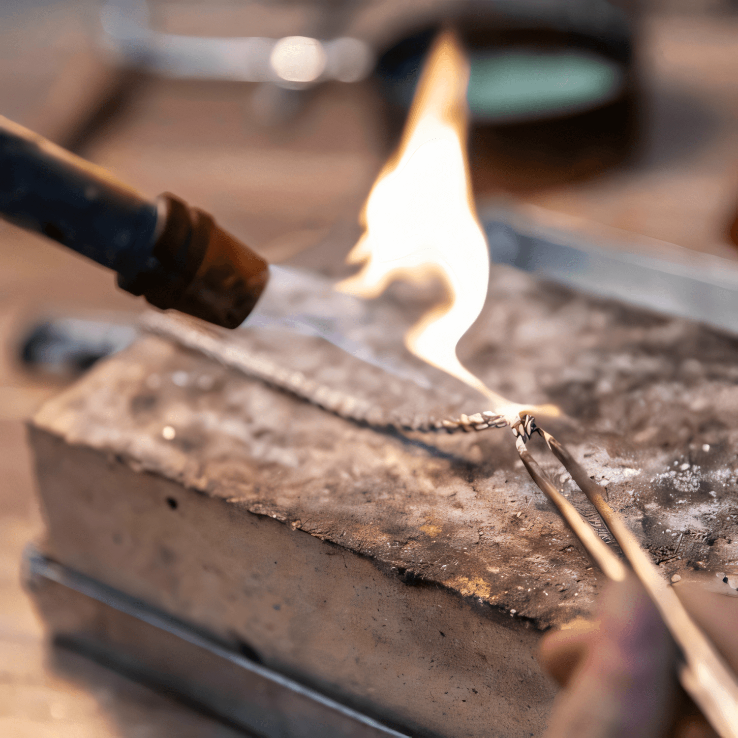 Vi lagar dina smycken som har gått sönder eller behöver byta lås