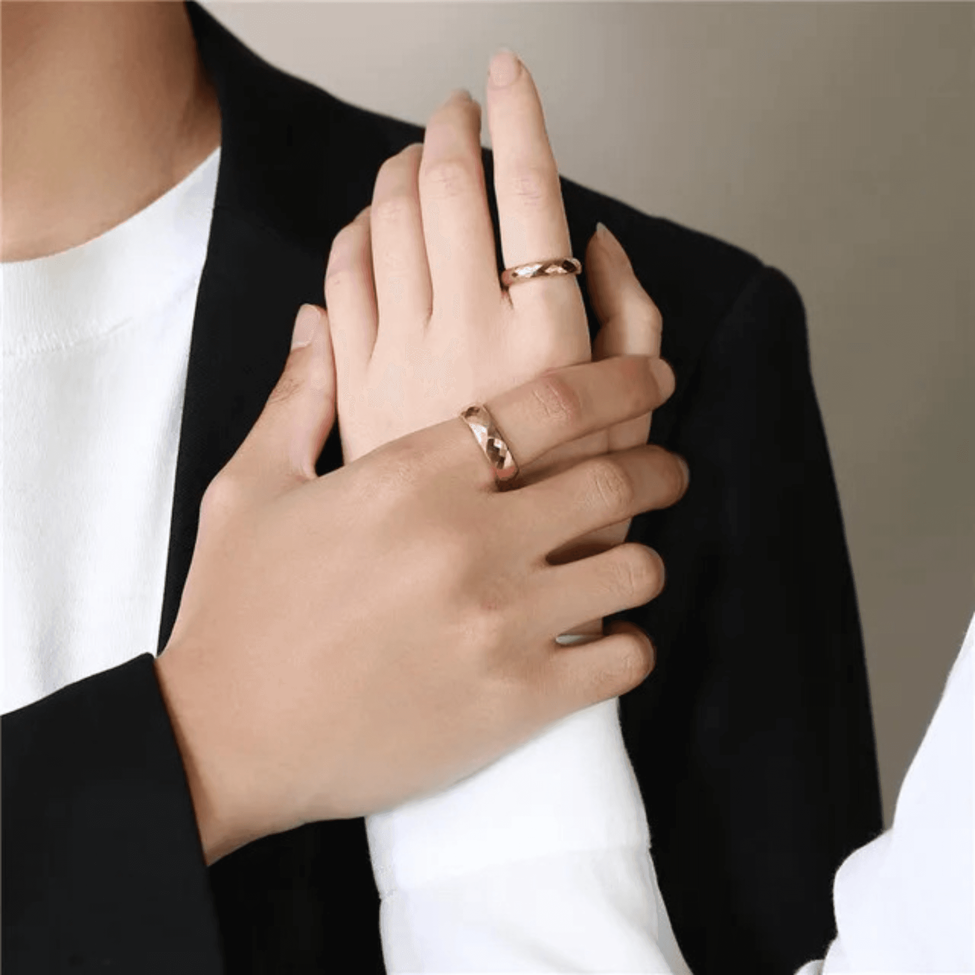 Bröllopsparet bär på vår klassiska vigselringar som tillverkades i rödguld