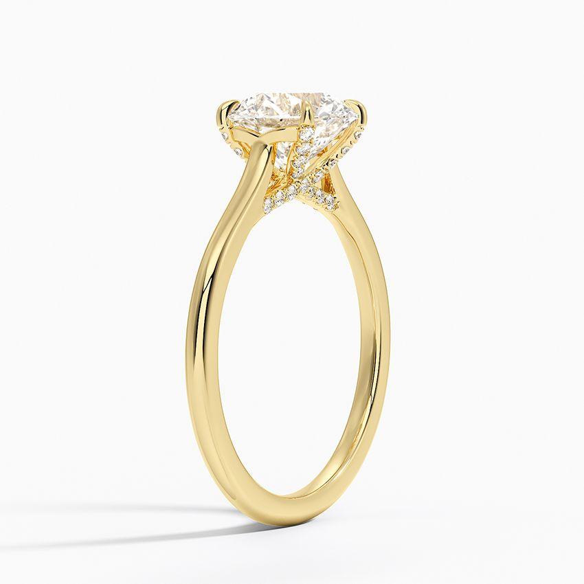 Förlovningsring i rödguld med dolt halo