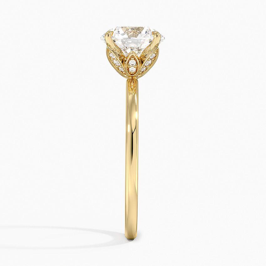 Förlovningsring i rödguld med dolt halo