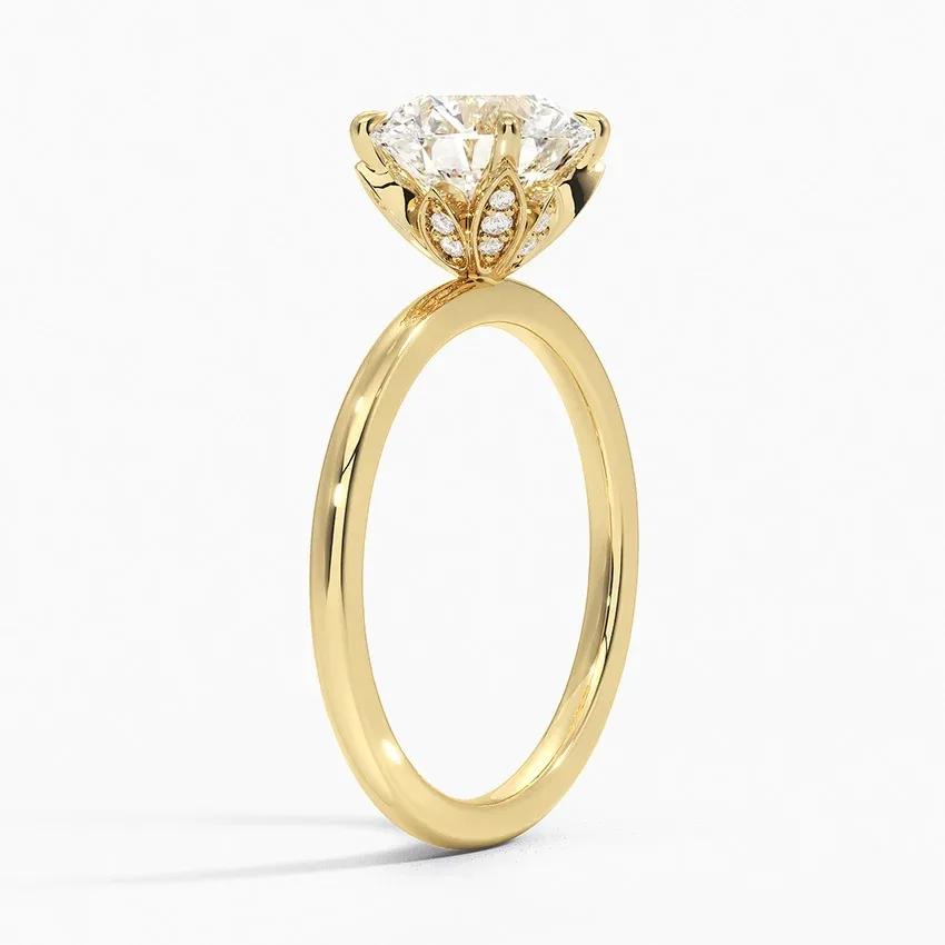 Förlovningsring i rödguld med dolt halo