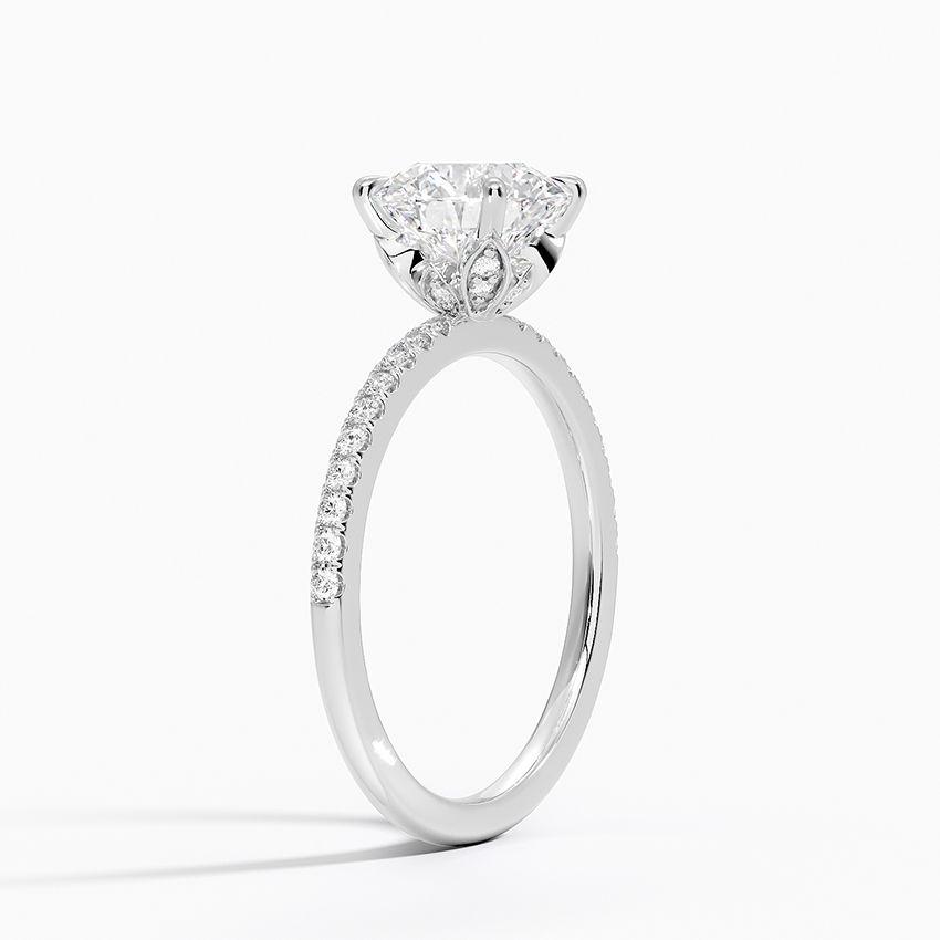 Förlovningsring i vitguld med dolt halo